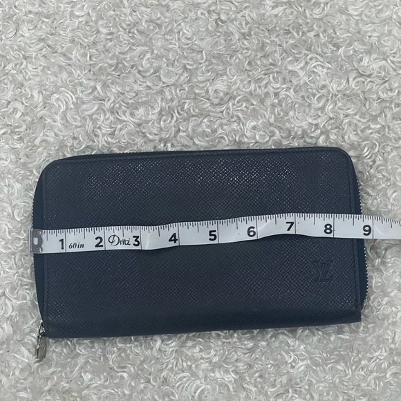 Louis Vuitton Women’s Zip Wallet - Picture 3 of 9